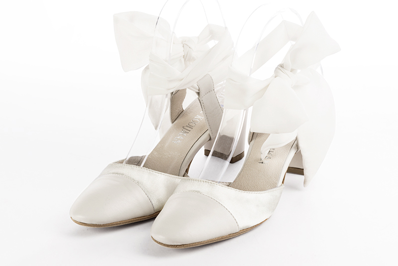Off white women's open back shoes, with an ankle scarf. Round toe. Medium block heels. Front view - Florence KOOIJMAN